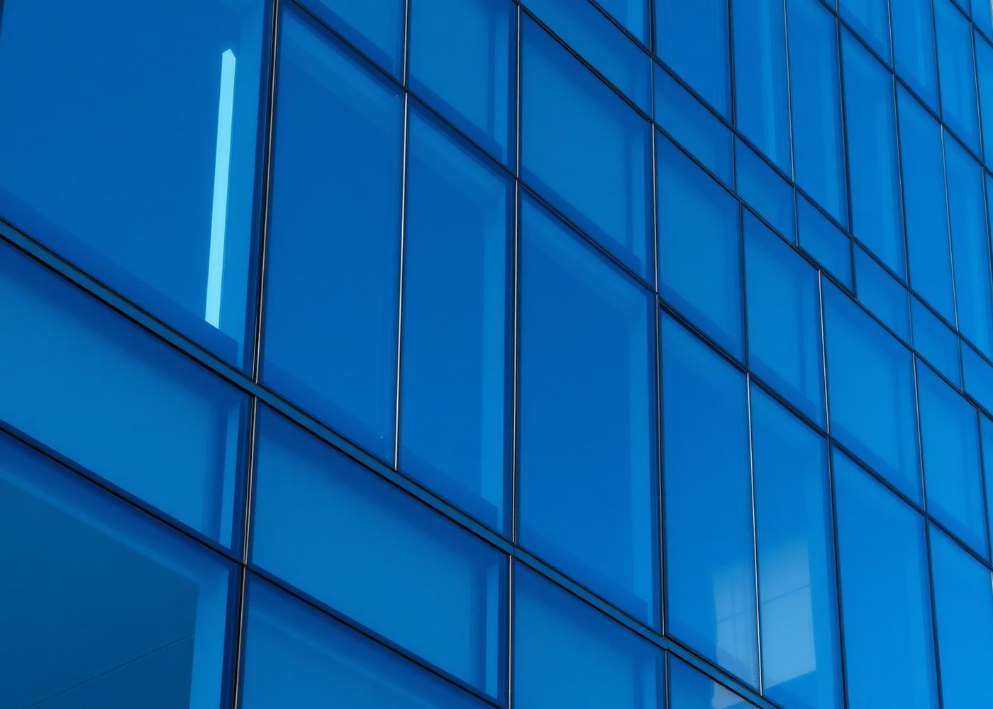 Moderne Glasfassade – HAES Gebäudereinigung
